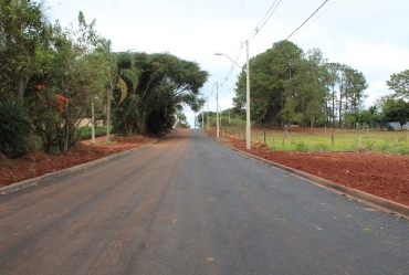 Prefeitura de Avaré pavimenta faixa da Avenida Guarujá