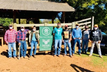 Prefeitura realiza curso de casqueamento de bovinos em Timburi 