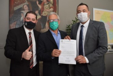 Prefeito e presidente da Câmara anunciam conquista de retroescavadeira e caminhão para Fartura