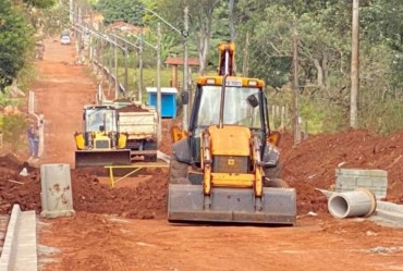 Seguem as obras de drenagem e guias na Rua Aarão de Freitas Andrade em Sarutaiá