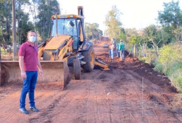 Prosseguem as obras de guias a sarjetas na Rua Aarão Freitas de Andrade em Sarutaiá