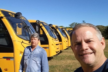 Prefeito Edinho conquista ônibus para transporte escolar em Taguaí 