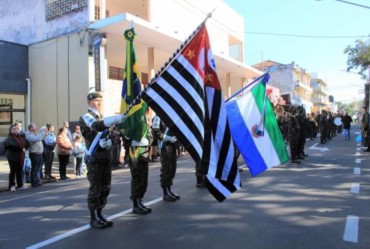 Desfile cívico marca comemoração dos 161 anos de Avaré