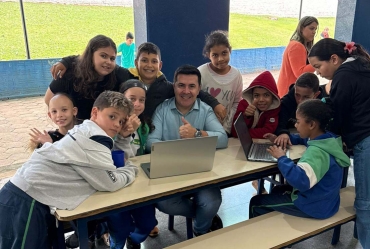 Alunos da EMEF Gilda Zanforlin recebem novos notebooks