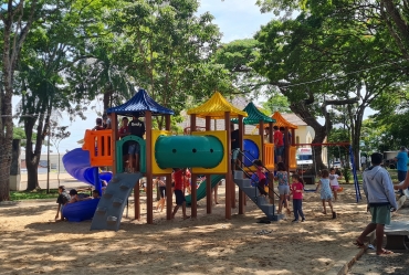 Prefeito Betinho inaugura parque infantil em Coronel Macedo 