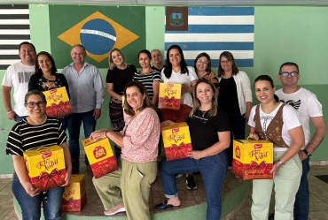 Prefeitura entrega cestas de natal para servidores e colaboradores