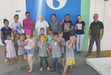 Crianças da Creche Escola Anaclite Adelasir de Taguaí participam de passeio no Dia Mundial da Água