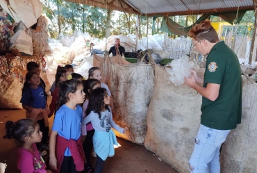 Crianças da Escola Anaclite visitam Cooperativa Recicla Taguaí