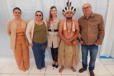 Alunos da Educação Infantil do município de  Taguaí recebem indígenas da Aldeia Tekoá Porã 