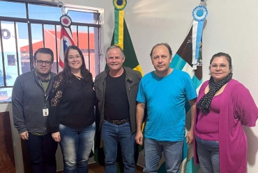 Dirigente regional de ensino visita o gabinete do prefeito de Taguaí