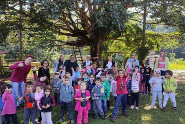 Creche Escola Anaclite Adelasir realiza visita a Chácara Jatobá