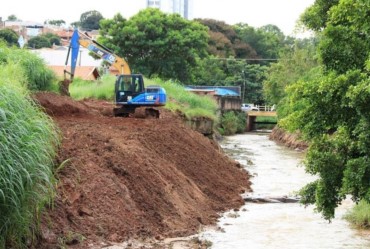 Ribeirão Lajeado passa por limpeza na região central