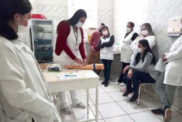 Enfermeiras do Centro de Saúde Timburi recebem orientações sobre a técnica da coleta de sangue a vácuo 