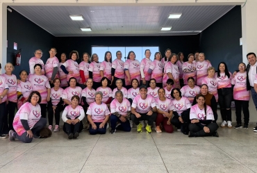 Secretarias da Mulher e Social entregam camisetas aos participantes do Projeto Movimento e Vida