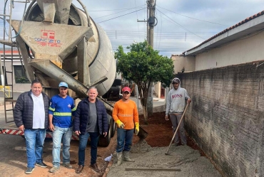 Prefeito Edinho e presidente Dudu acompanham melhorias na Rua Joanita Porte em Taguaí