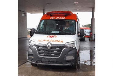 Prefeito Fabio recebe nova ambulância do Samu para Itaporanga