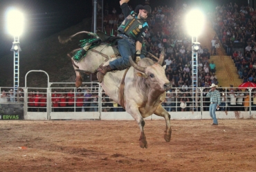 O primeiro final de semana da 54ª EMAPA contou com a final da Copa Pererê de rodeio