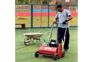 Complexo esportivo recebe manutenção no gramado sintético