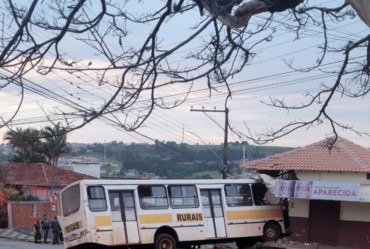 Ônibus rural bate em muro de bar e motorista está em estado grave