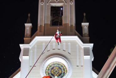 Papai Noel chega de tirolesa e anuncia Natal em Avaré