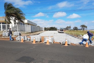 Via próxima a delegacia é pavimentada no Santa Elizabeth