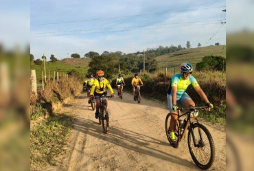 Grupo de ciclistas percorre a Rota Caminho das Águas e passam por Coronel Macedo