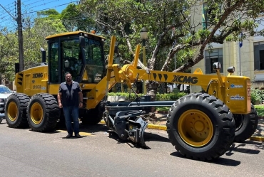 Prefeito Jô Silvestre expões veículos conquistados em Avaré