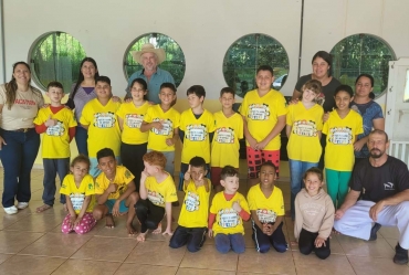 Projeto Espaço Amigo de Tejupá inicia aulas de capoeira
