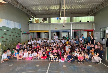 Crianças da Casa da Criança de Taquarituba encantam escolas do município com apresentações de capoeira ao longo de 2025
