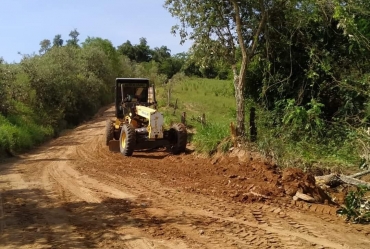 Prefeitura realiza melhorias em  estradas rurais do município 