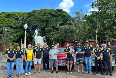 AAVANT emociona público na 2ª Grande Feira do Vinil e Exposição de Carros Antigos em Avaré
