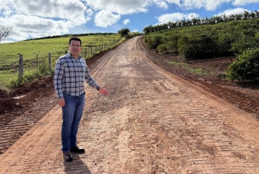 Estradas rurais recebem melhorias em Timburi