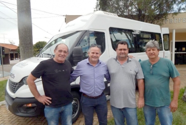 Edinho conquista Van acessível para cadeirantes em Taguaí