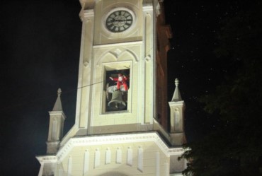 Descida do Papai Noel de tirolesa anuncia chegada do Natal