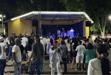 Programação da virada do ano atrai o público  para Praça Adolfo Ramos em Sarutaiá 