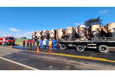 Carreta com bobinas de papel pega fogo e interdita rodovia em Taquarituba
