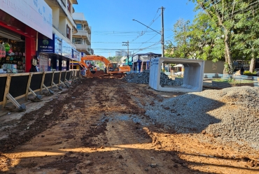 Obra contra enchentes chega ao cruzamento com a Rua Alagoas