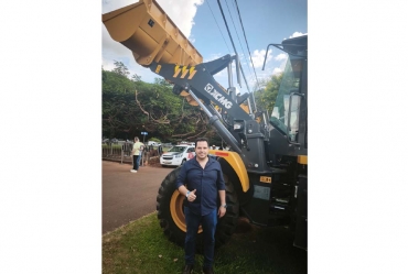 Coronel Macedo garante pá carregadeira em convênio assinado durante a Agrishow 2026