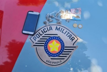 POLICIA MILITAR APREENDE ADOLESCENTE QUE COMERCIALIZAVA ENTORPECENTES EM FARTURA