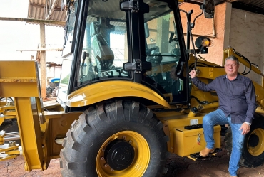 Prefeito Silvinho Polo entrega mais uma máquina em Timburi 