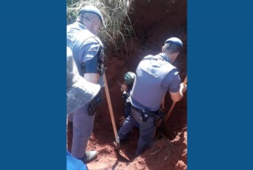 Equipe Policial socorre idoso vítima de soterramento na cidade de Cerqueira César