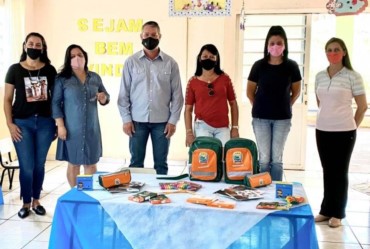 Alunos da Rede Municipal de Timburi recebem o Kit de material escolar 