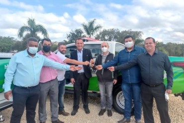 Prefeitura de Sarutaiá recebe novos veículos, máquina  e implementos agrícolas do governo do estado 