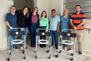 Rotary Club de Fartura doa cadeiras de banho ao Lar São Vicente de Paulo e reforça compromisso com ações sociais