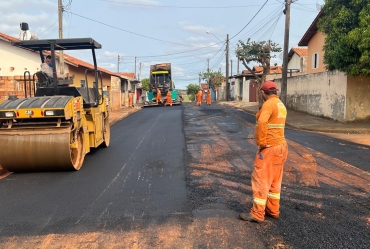 Prefeitura de Taguaí executa recape na Antônio de Oliveira Gomes