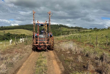 Prefeitura de Taguaí realiza limpeza e controle de pragas nas estradas rurais