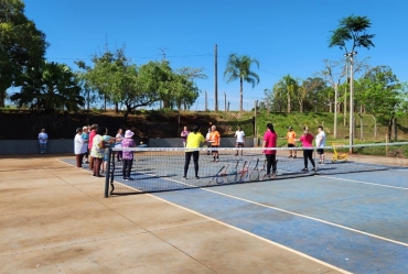 Grupo do ESF Vila Nossa Senhora de Fátima joga Tênis na quadra da OSAAF