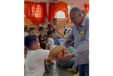 Prefeitura de Sarutaiá entrega brinquedos para as crianças  da rede municipal de ensino