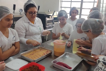 Adolescentes da Escola João Gobbo Sobrinho de Taguaí participam de atividade na Cozinhalimento