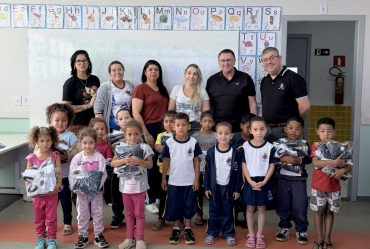 Gestão Roberto Araujo entrega uniforme a alunos de creches e escolas municipais